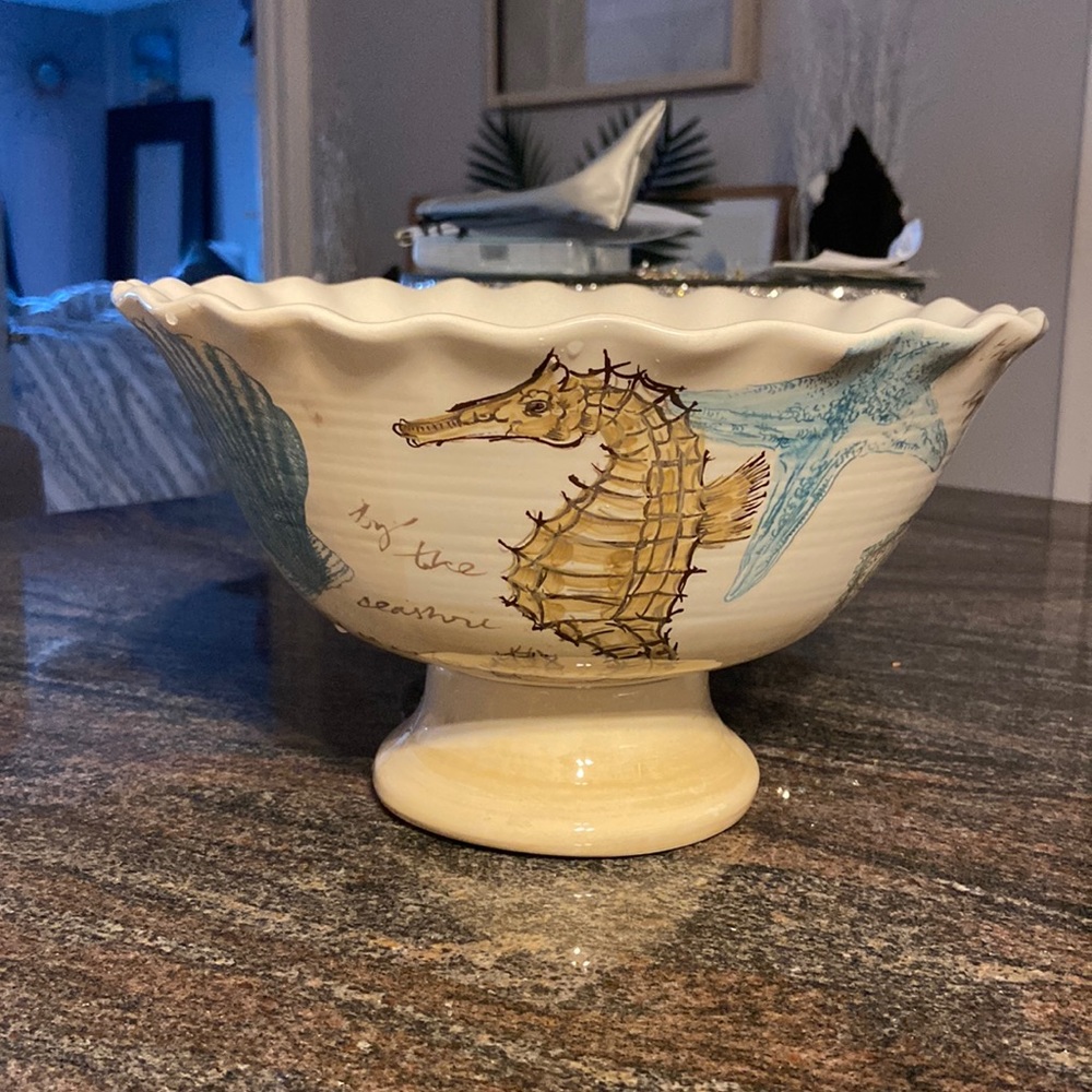 Decorative bowl.